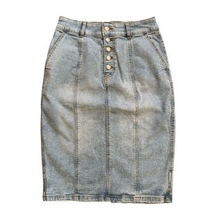 Denim skirt , pockets , button fly closing.